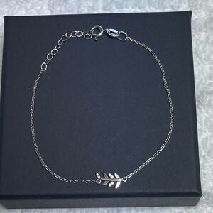 Sterling silver bracelet. Leaf design. Feminine. Delicate. Classic. Stamped